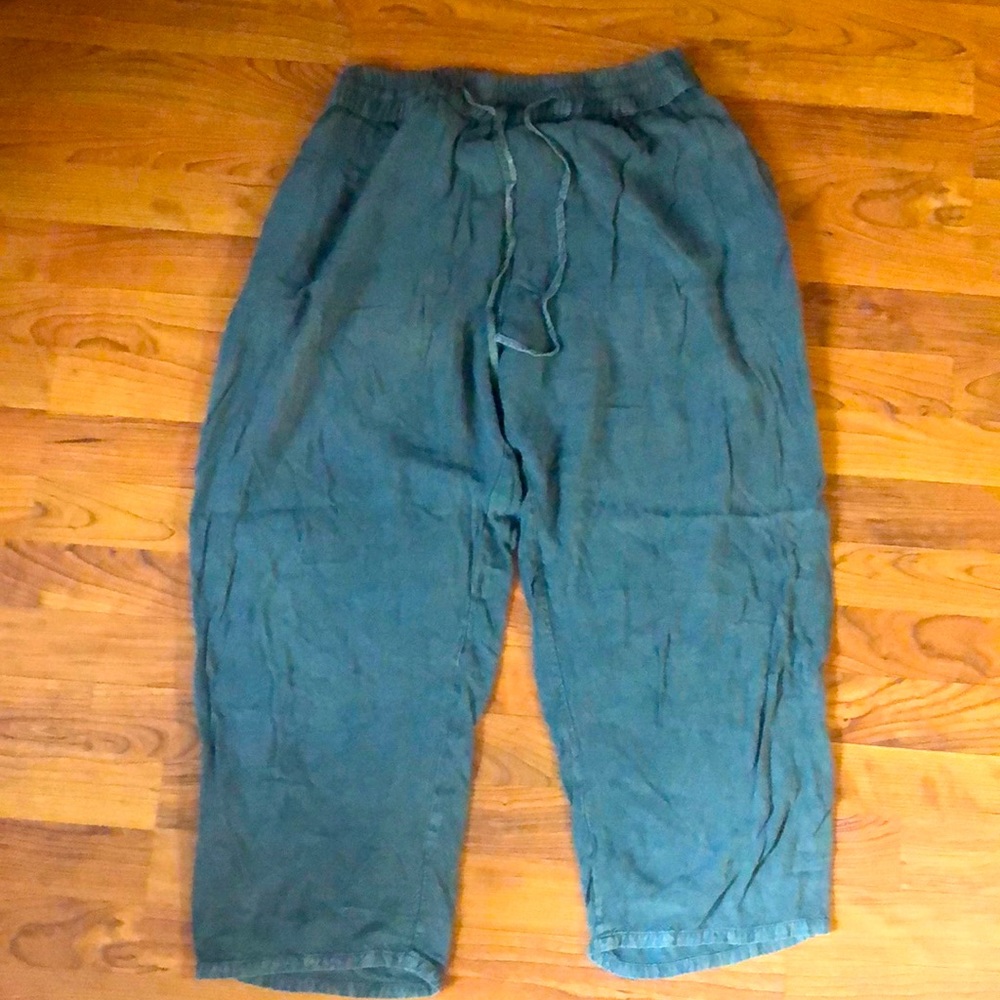 One size fits all comfy capris with pockets